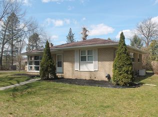 686 Chicago Dr, Howell, MI 48843