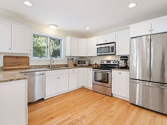 5th image of 26 Woodland St