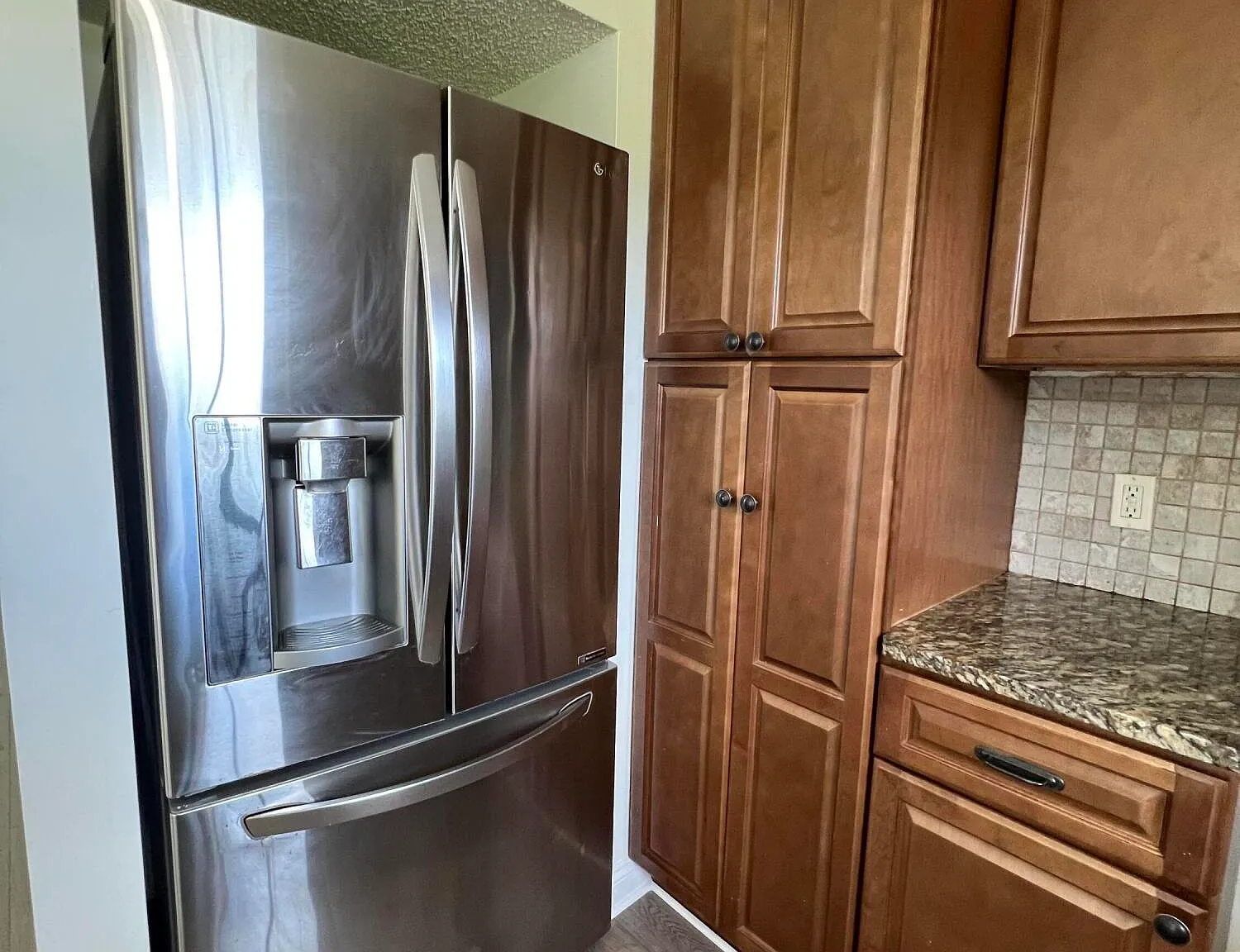 3 bed, 2.0 bath, 1056 sqft, $2,000 — Photo 4