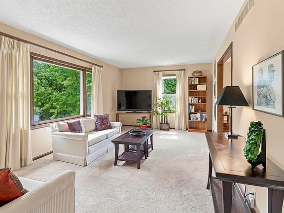 3rd image of 3015 Tamarak Dr