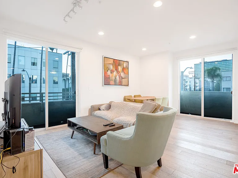 436 S Virgil Ave #312 — Photo 4