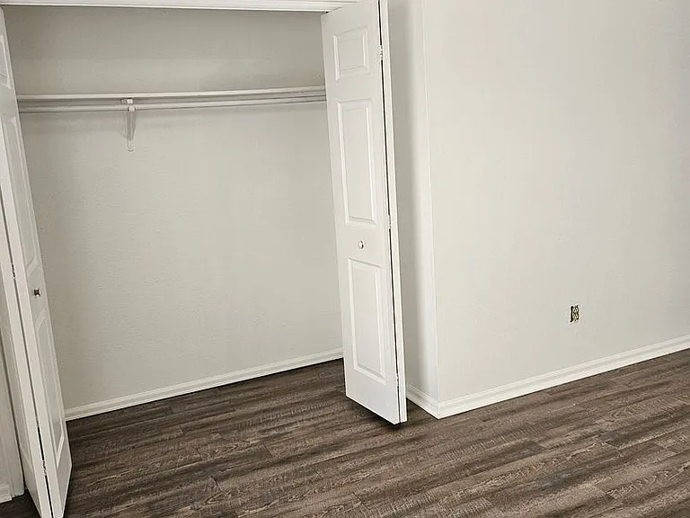 1900 N Salem Ave — Photo 12