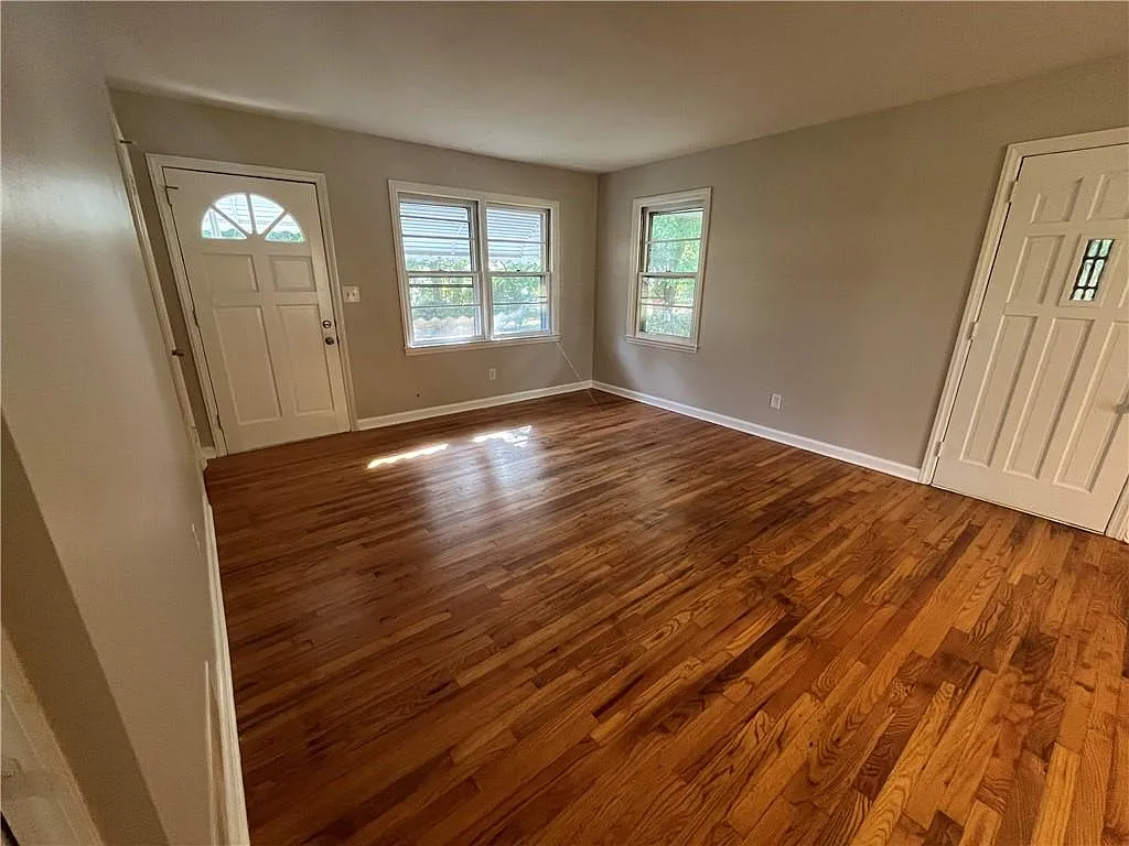 3 bed, 1.0 bath, 936 sqft, $1,345 — Photo 2