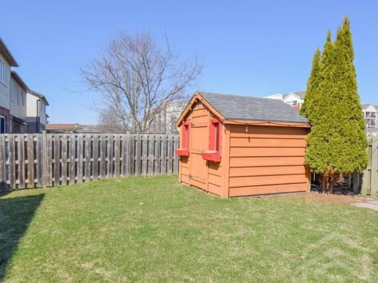 739 Frontenac Cres — Photo 15