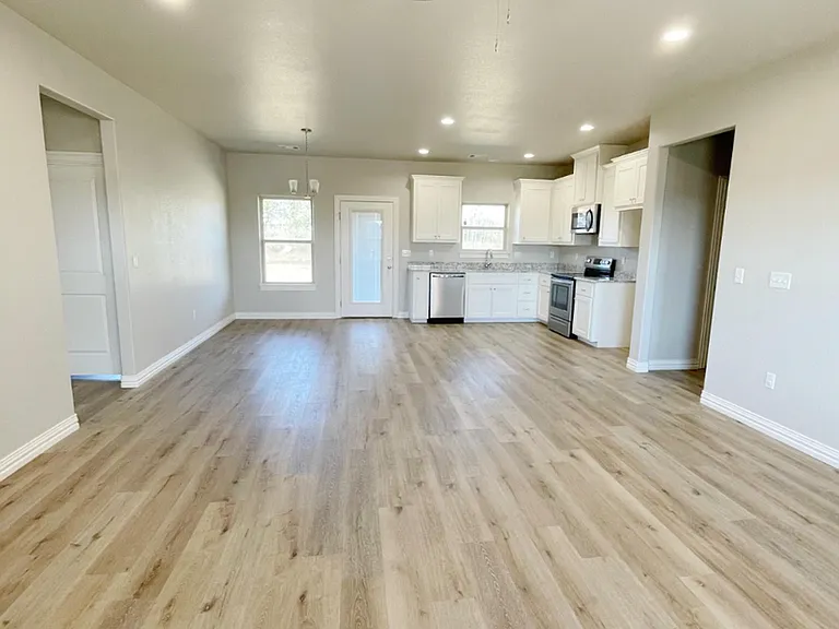 305 Western Hills Dr — Photo 3