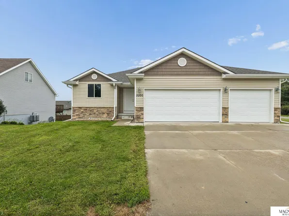 5200 N 9th Cir, Lincoln, NE 68521