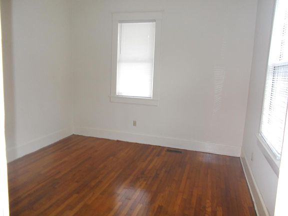 5th image of 356 Cambridge Ave W