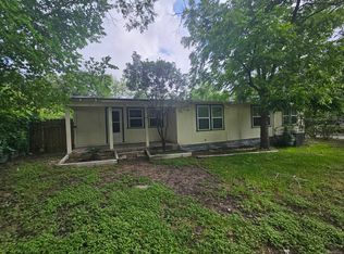 907 Neches St, Lockhart, TX 78644