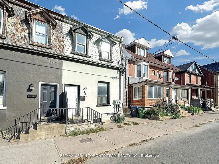 880 Dundas St E #MAIN — Photo 1