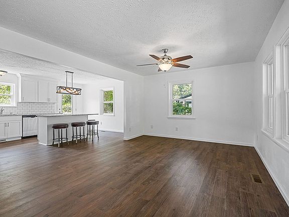 5th image of 793 Edgewood Dr