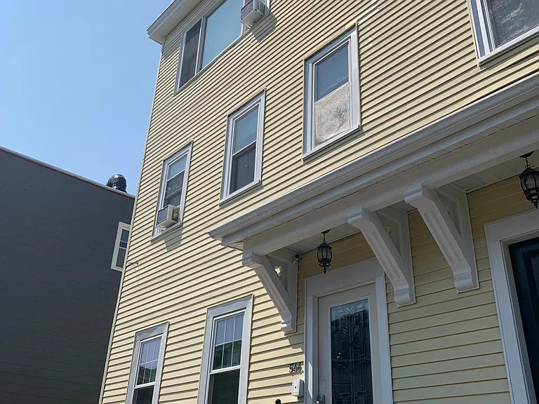 546 E 4th St #3 — Photo 1