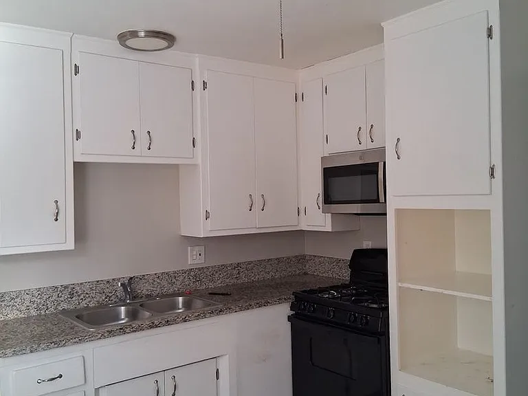 Renovated 2 Bedroom 1 Bathroom — Photo 12