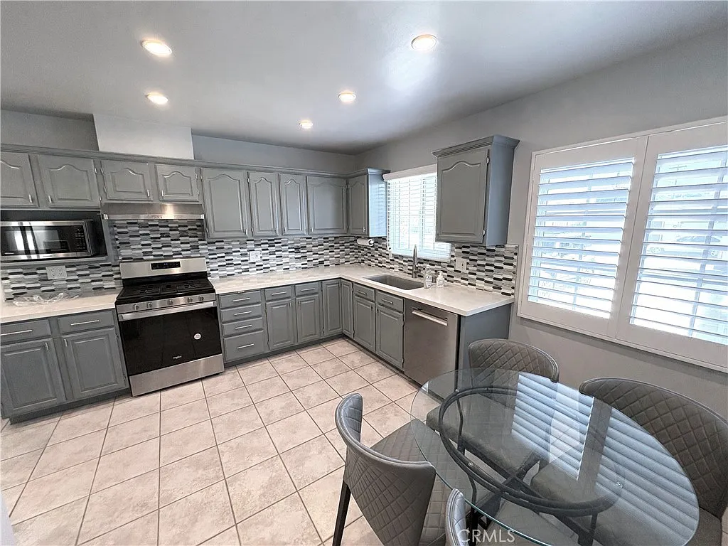 3 bed, 1.5 bath, 1487 sqft, $4,200 — Photo 2