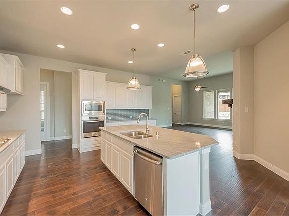 2nd image of 3113 Maplewood Dr