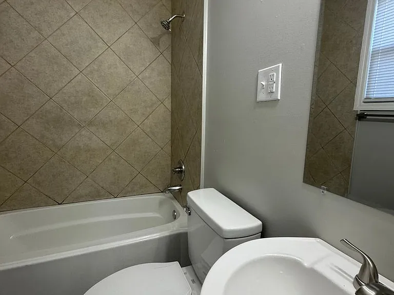 712 Lamont St. — Photo 13