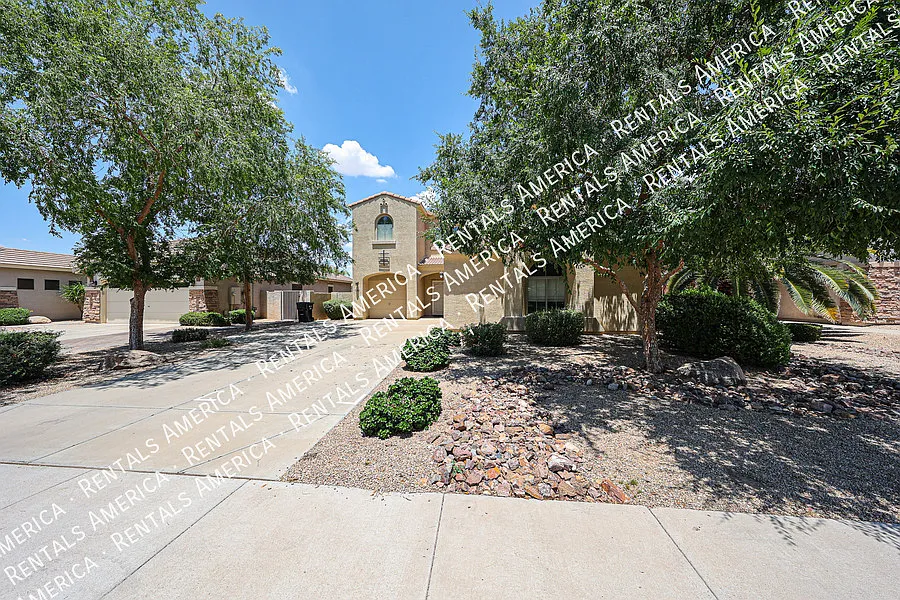 Beautiful & Bright 4 Bedroom Home in Ideal Chandler Location! — Photo 3