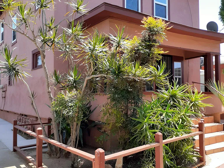1956 Julian Ave — Photo 2