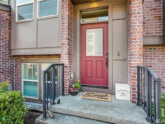 2nd image of 1031 10th Ave NE