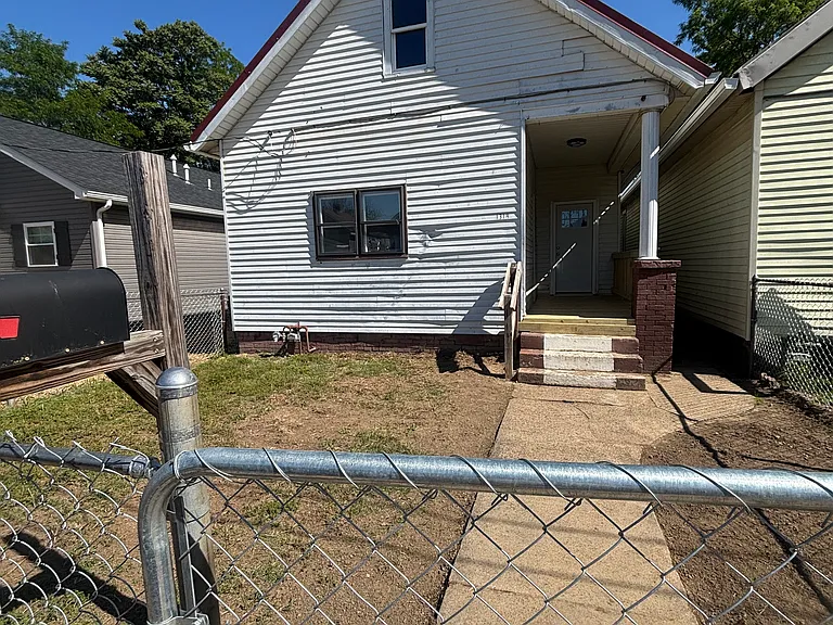 1319 Cody St — Photo 1
