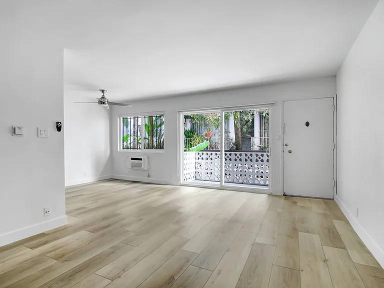 514 N Hayworth — Photo 1