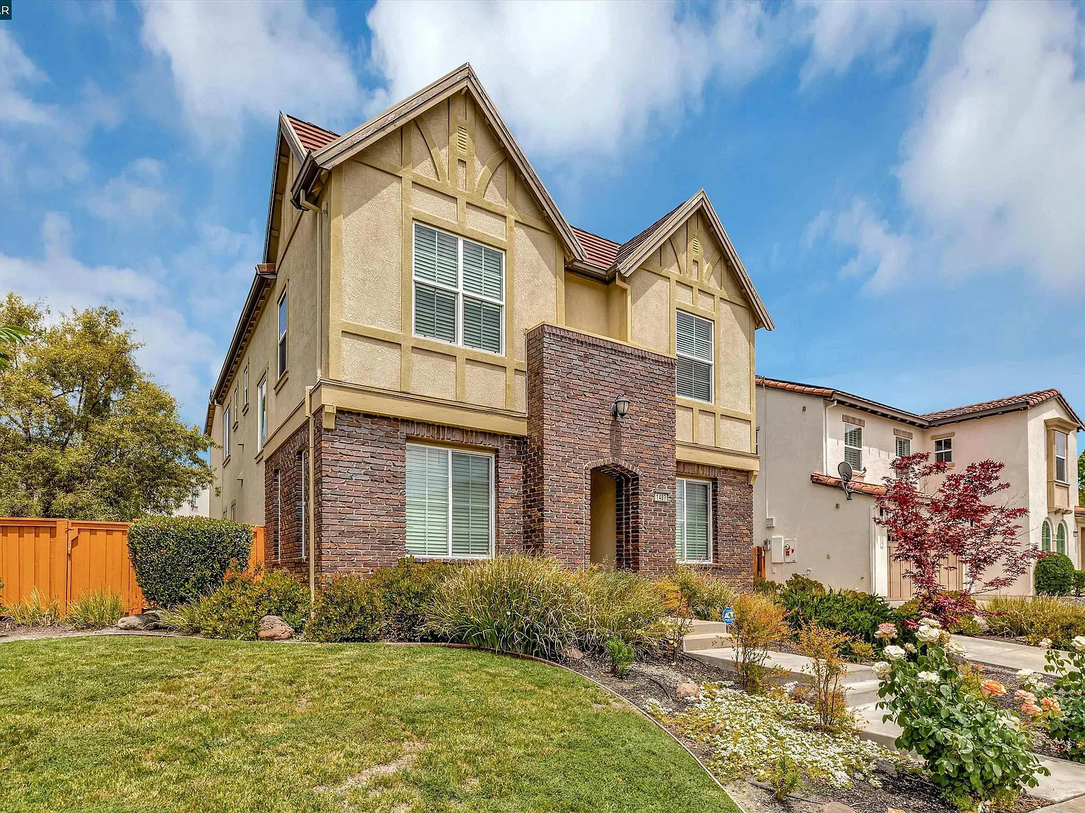 4 bed, 2863 sqft, $5,700 — Photo 1