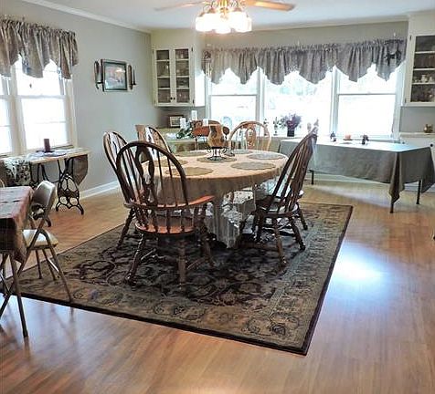 Huge Formal DR/.wood floorin