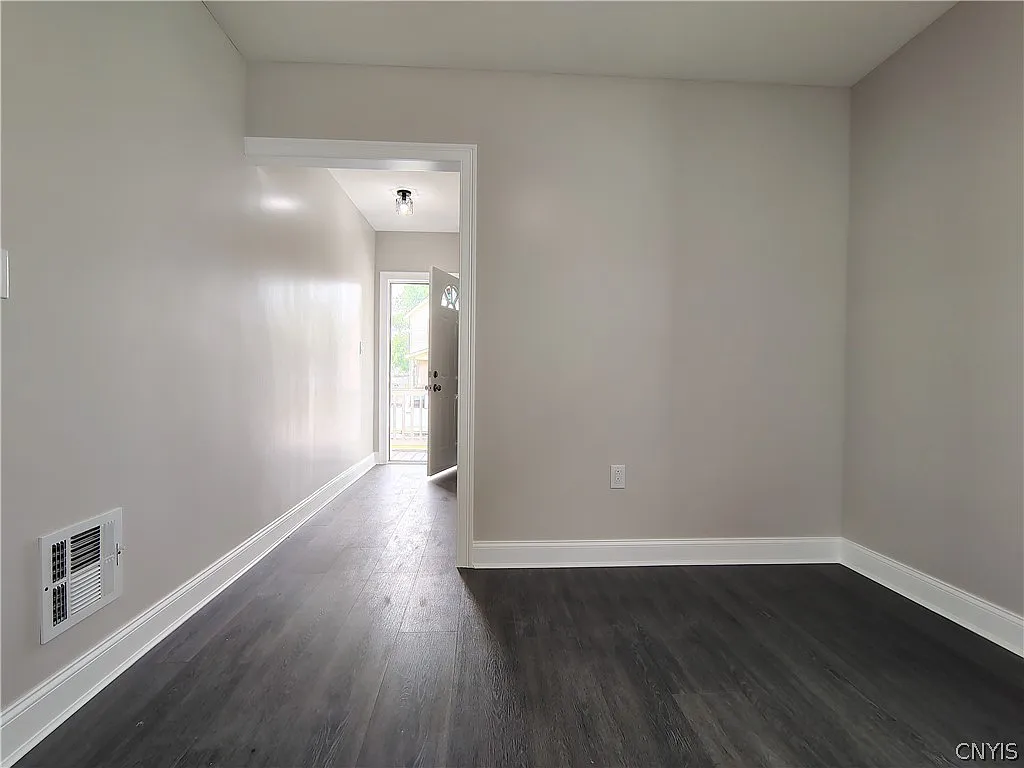 3 bed, 1.0 bath, 2500 sqft, $1,650 — Photo 1