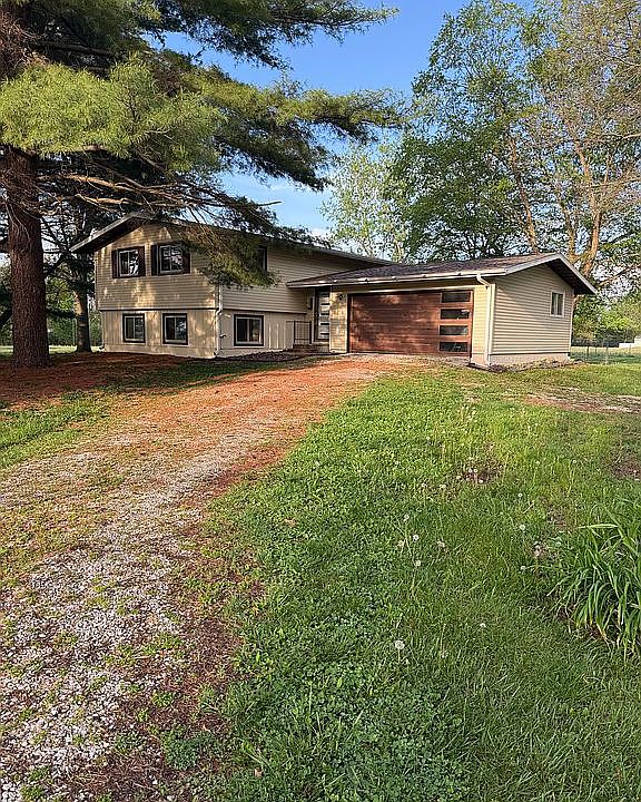 1st image of 375 Lakeview Dr
