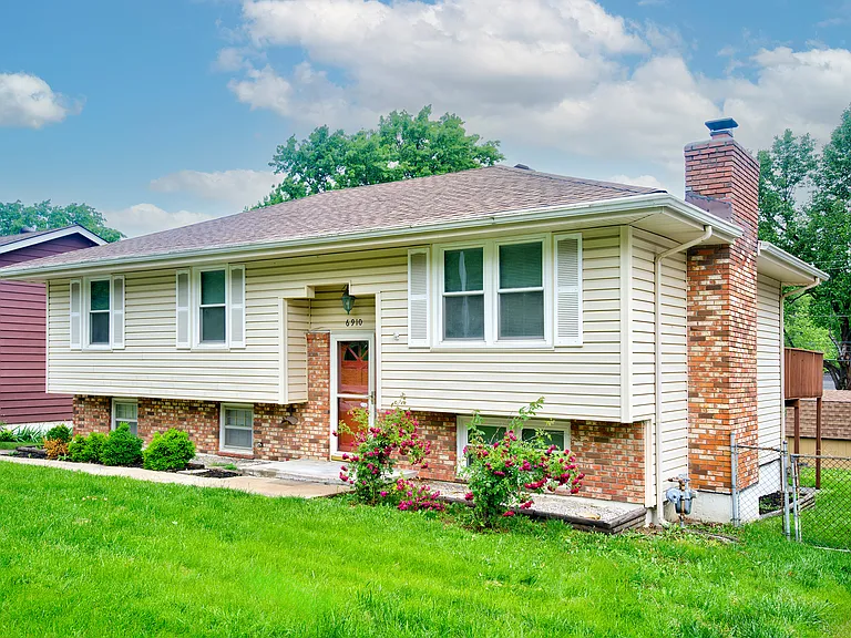 6910 NW Belvidere Pkwy — Photo 1