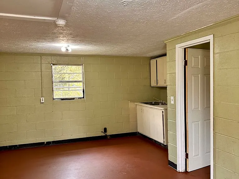 258 E Columbia Ave — Photo 2