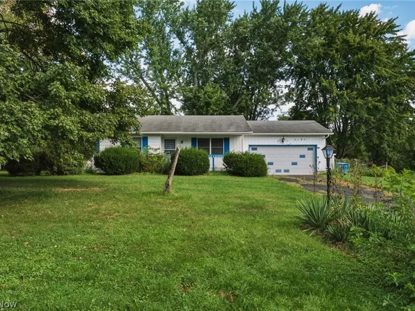 3197 Greenbrier Dr, Barberton, OH 44203