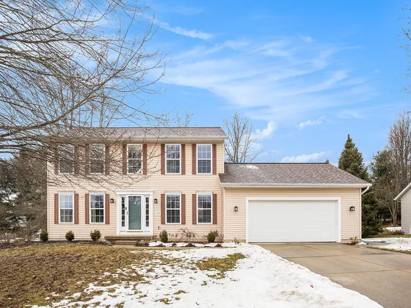 8255 Vista Royale Ln NE, Rockford, MI 49341