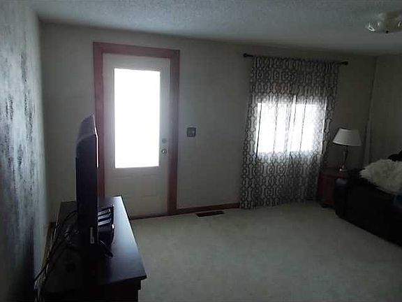 3rd image of 212 W Walnut St