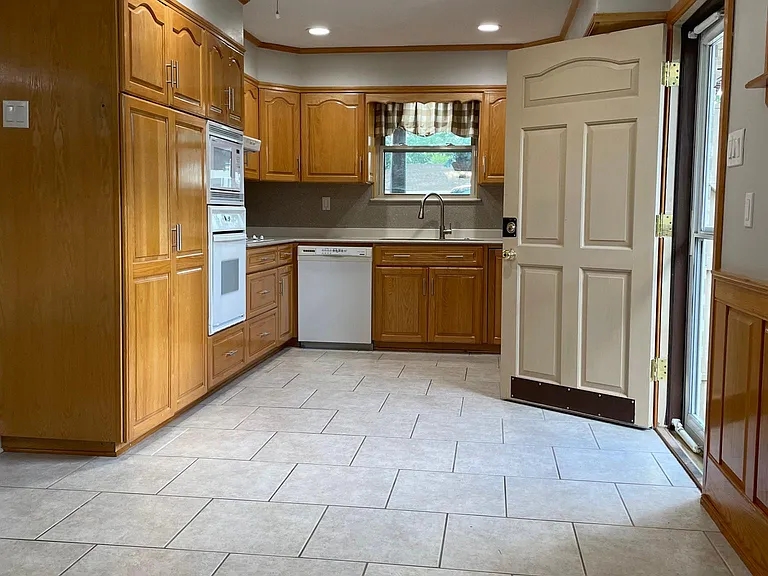 2204 Indiana Ave — Photo 15
