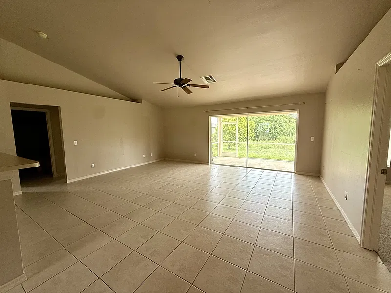3 bed, 2.0 bath, 1837 sqft, $1,800 — Photo 3