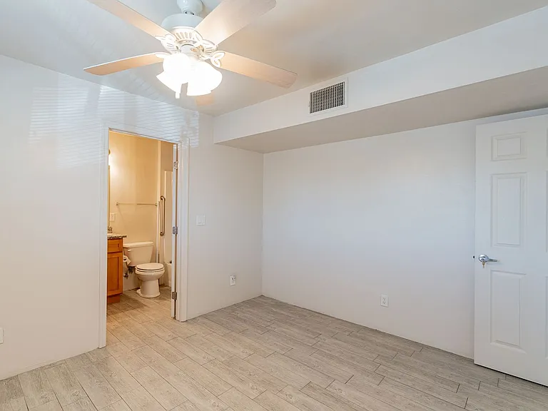 630-650 E. Elm St. ( 630, 632, 634, 636, 638, 640, 642, 644, 646 648, 650 ) — Photo 19
