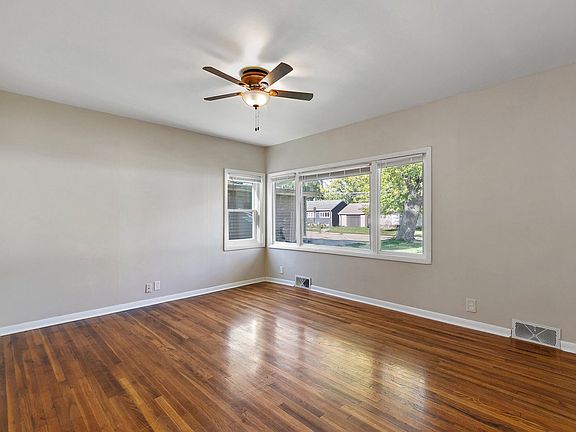 3rd image of 1533 Oakwood Ave
