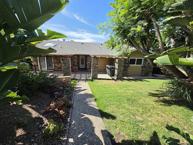 1037 Alta Vista Dr — Photo 4