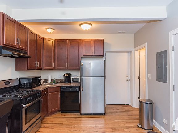 5th image of 841 W Cornelia Ave APT 3S