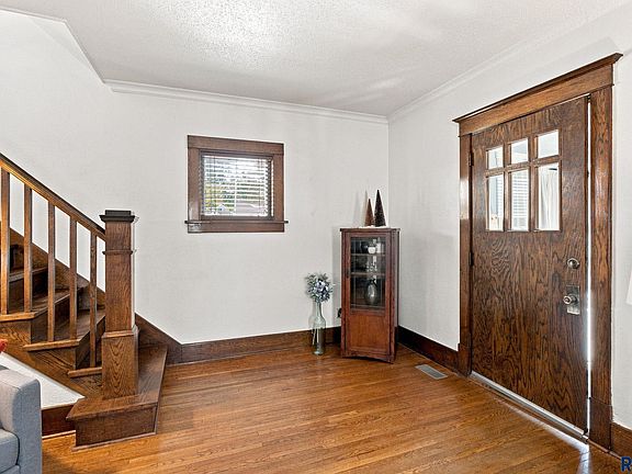 2nd image of 607 N Summit Ave
