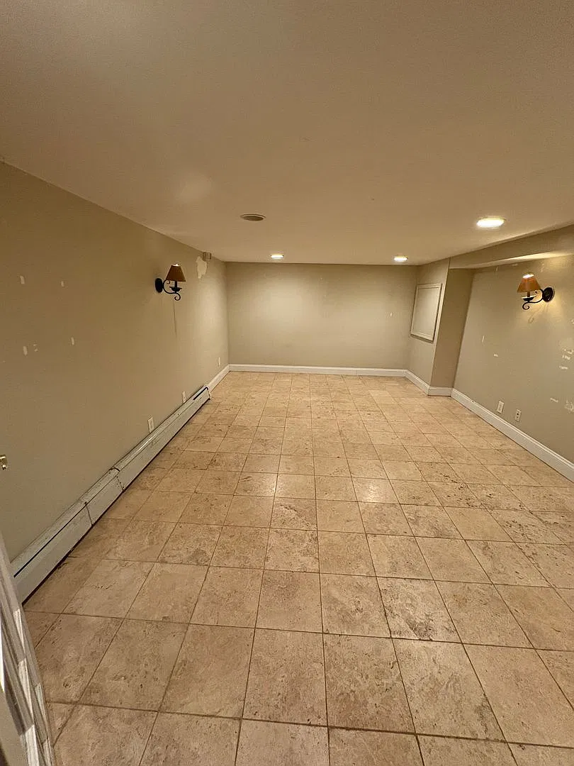 Charming 5 Bedroom — Photo 3