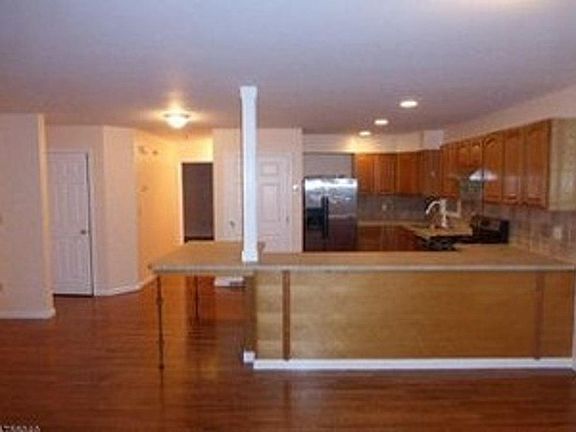 4th image of 212 Belmont Ave #1