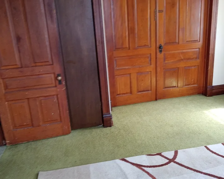 thru dbl door is dining rm