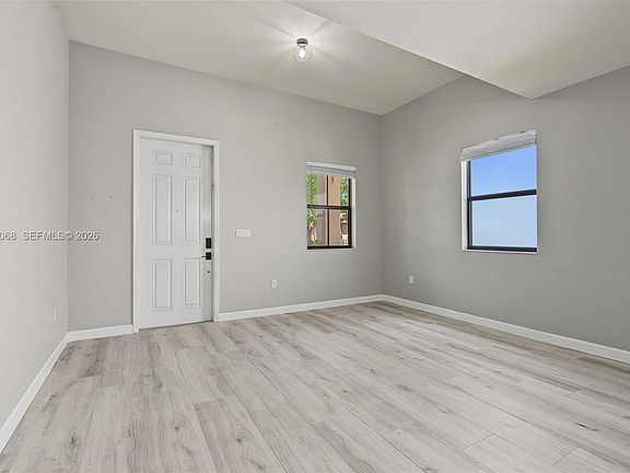 4th image of 633 SE 35th Ter