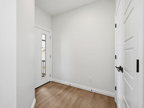 4th image of 935 18th Ave NW