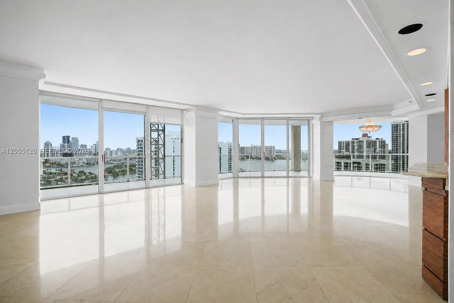 Turnberry Towers Condo — Photo 2