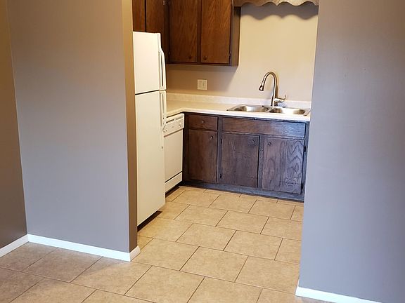 4th image of 2612 S 70th St #32