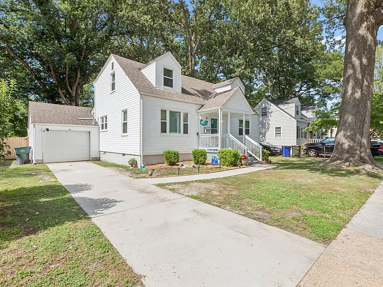 1016 Warwick Ave — Photo 1