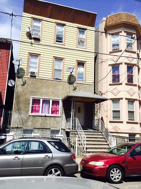 2nd image of 520 41st St
