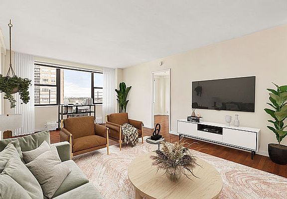 3rd image of 10420 Queens Blvd APT 19J